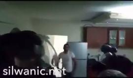 #شاهد : قوات الاحتلال تحاول اعتقال الشاب عماد عبيسان العباسي بعد اقتحام منزل عائلته في سلوان