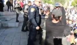 #شاهد: اعتداء قوات الاحتلال على النساء والاطفال والصحفيين خلال مظاهرة تضامنية مع قطاع غزة عند منطقة باب العامود وسط القدس المحتلة

تصوير: محمد قاروط ادكيدك