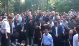 #شاهد| الرئيس التركي رجب طيب أردوغان يتلو أوائل سورة "البقرة" أثناء دفن جثمان رفيق دربه.