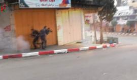 جنود الاحتلال بستهدفون الطواقم الصحافيه والناشطين من تجمع المدافعين عن حقوق الانسان بوابل من القنابل وسط مدينة الخليل. 
تصوير الطفل الناشط صالح أبو شمسية