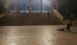 #مباشر من باحات المسجد الاقصى المبارك   يرفع الاذان  العشاء