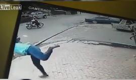 حادث غريب .. امرأة تُصاب بواسطة دراجة نارية بدون سائق!