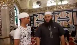 #شاهد شاب أمريكي من نيويورك يُشهر إسلامه داخل المصلى القبلي في المسجد الأقصى المبارك ويستبدل اسمه بيحيى بدلا من جون

تصوير: محمد ذياب
