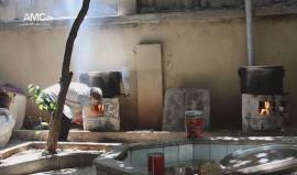 بسبب الحصار المفروض على المدينة .. 
نفاد الوقود في #حلب يدفع المطابخ الخيرية إلى استعمال الحطب لطهي الوجبات ! 
(مركز حلب الإعلامي)