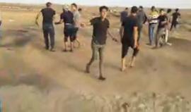 #شاهد شبان يستفزون جنود الاحتلال بفتح أناشيد ثورية فلسطينية بالقرب من السلك الزائل شرق جباليا شمال قطاع غزة أمس
تصوير: أنس الشريف