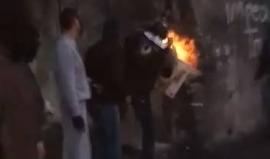 شبان فلسطينيون يتمكنون من فتح ثغرة في الجدار الفاصل في بلدة ابو ديس شرق القدس المحتلة.