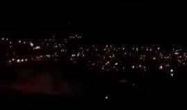 شاهد اشتباكات مسلحة عنيفة في مخيم بلاطة بنابلس بين مسلحين والأجهزة الأمنية.