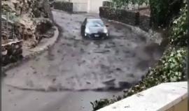 #فيديو سائق سيارة يحاول الهرب من مياه الفيضانات في كاليفورنيا