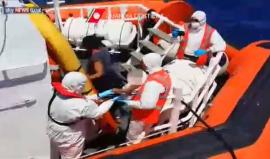 #شاهد إنقاذ 1100 مهاجر كانوا على متن قوارب مكتظة، قبالة السواحل الليبية في طريقهم إلى أوروبا