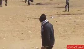 #فيديو شبان ينشرون إطارات مطاطية قرب الشريط الحدودي شرقي محافظة خان يونس لتغطية وحجب الرؤية عن قناصة الاحتلال