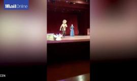 وفاة راقص شيشاني على المسرح.. والجمهور يصفق

نشرت صحيفة "ديلي ميل" البريطانية، فيديو يظهر لحظة وفاة راقص شيشاني، أثناء مشاركته في حفل مسرحي.

وقالت "ديلي ميل"، إن الجمهور الذي حضر الحفل المسرحي، قام بالتصفيق ظنّا منه أن سقوط الراقص "حسينوف"، كان ضمن الرقص
