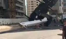 #فيديو سقوط رافعة على عدة مركبات في #أبوظبي