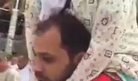 فيديو متداول لأحد الحجاج يطوف بأمه حاملاً إياها على كتفيه، وهي تقول له :" معلش يا ابني نزلني أنت صايم".