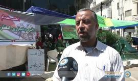 #شاهد | الأسرى المحررون المقطوعة رواتبهم، يسلمون رسالة للسفير المصري في رام الله لمطالبته بالتدخل لدى السلطة الفلسطينية لحل قضيتهم واعادة رواتبهم المقطوعة.
(قناة القدس)