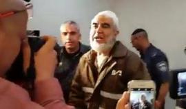 #فيديو الشيخ رائد صلاح أثناء دخول محاكم الاحتلال .. "يمنعوننا من الحديث"!