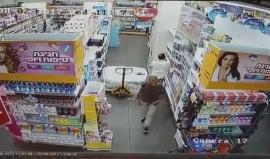 #شاهد الاحتلال ينشر فيديو لعملية الطعن التي أصيب فيها اسرائيلي بجراح خطرة للغاية في منطقة "يفنه" بالداخل المحتل نفذها شاب فلسطيني من الخليل