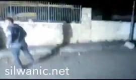 #شاهد 
إصابة شاب في كتفه بعد اطلاق قوات الاحتلال القنابل الصوتية والغازية والمطاطية في حي عين اللوزة ببلدة سلوان في القدس المحتلة