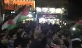 #شاهد  المتظاهرون في الرصيفة بالأردن يهتفون"راجع يا أقصى" نصرة لمدينة القدس المحتلة، مساء اليوم.
تصوير محمد فرح 
#القدس_عاصمة_فلسطين