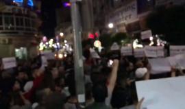 #شاهد لحظة هجوم عناصر بلباس مدني تتبع حركة فتح على المتظاهرين المطالبين برفع العقوبات عن غزة على دوار المنارة برام الله مساء أمس . 
#ارفعوا_العقوبات