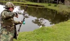 #شاهد صياد يصطاد سمكتين بضربة واحدة !