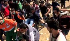 #شاهد لحظة نقل المصور الصحفي عبدالرحمن الكحلوت الذي اصيب اليوم برصاص الاحتلال خلال تغطيته فعاليات مسيرة العودة شرق غزة . 
تصوير ‏‎ALaa Mohsen‎‏