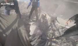 #شاهد اللحظات الأولى بعد قصف الطيران الحربي السوق الشعبي في بلدة كفرناها في ريف حلب الغربي وإسعاف الجرحى .
حلب 24