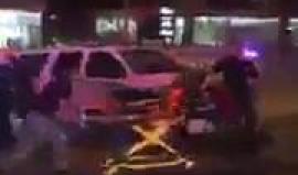 محادثة بين مصريين اثنين .. 

#شاهد لحظة نقل ضحايا الهجوم الإرهابي الذي استهدف مصلين داخل أحد مساجد كندا