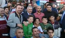 رئيس الوزراء بن علي يلدريم يوقف سيارة عروسين لتهنئتهما