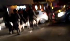 #شاهد قوات الاحتلال تعتدي على المصور الصحفي محمد قاروط ادكيدك وشابين آخرين خلال تغطية الأحداث في #القدس المحتلة .