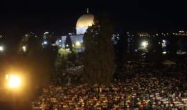 #شاهد  .. نحو 400 ألف يقيمون ليلة 27 من #رمضان هذه الاثناء في المسجد #الأقصى المبارك الذي امتلأ عن آخره بالمصلين .