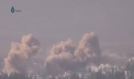 شاهد ..لحظة القاء مروحية للنظام السوري براميل متفجرة على مزارع خان الشيح بالغوطة الغربية في ريف دمشق قبل قليل .