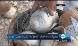 رجل يجمع في وعاء القنابل العنقودية الخطيرة في #حلب