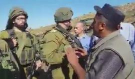 #شاهد مجموعة من الـ مستوطنين وجنود الاحتلال يهاجمون المزارعين شمال رام الله بعد انا صادروا أرضهم