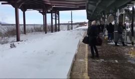 شاهد كيف هاجم القطار الناس بالثلوج؟