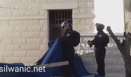 جنود الاحتلال يفككون خيمة الاعتصام في قرية العيسوية بالقدس المحتلة التي أقيمت تضامنا مع الاسرى