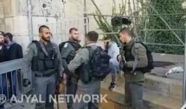 #فيديو قوات الاحتلال تعتقل شاب فلسطيني من منطقة باب العامود في القدس المحتلة قبل قليل