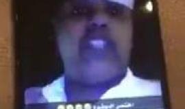 اعتقال سعودي هدد بحرق نساء يقدن السيارات

قالت وزارة الداخلية السعودية الجمعة إن السلطات اعتقلت رجلا هدد بمهاجمة النساء اللاتي يقدن سيارات وذلك بعد صدور مرسوم ملكي يسمح للمرأة بالقيادة في المملكة.

ورحب كثير من السعوديين بالأمر الذي أصدره الملك سلمان يوم 