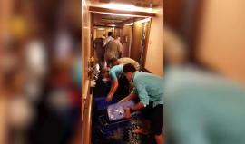 بعد أكثر من 100 عام.. 

#شاهد أحد مشاهد غرق "تيتانيك" يعاد في سفينة "كرنفال دريم" السياحية أثناء رحلتها غرب الكاريبي

ويعتقد أن فشل نظام إطفاء الحرائق في السفينة أدى إلى هذا الفيضان الذي دمر 50 غرفة