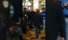 #فيديو لحظة اعتقال الاحتلال الاسرائيلي موظف الاعمار في المسجد الاقصى "محمود العناتي" من داخل قبة الصخرة المشرفة وهو على رأس عمله