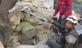 البحث عن مفقودين تحت الأنقاض جراء القصف الشديد الذي تعرضت له مدينة إدلب فجر اليوم