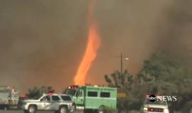 إعلان الطوارئ جراء حرائق تمتد بسرعة في منطقة "بلو كت" شرق لوس انجليس وإجلاء 82 الفا و600 شخص