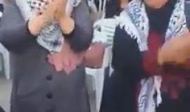 #شاهد فرحة أهالي الأسرى داخل خيمة الاعتصام برام الله عقب اعلان انتصار معركة الحركة والكرامة التي خاضها أبنائهم في سجون الاحتلال