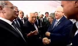 خلال مشاركتهم في جنازة شيمون بيريز .. 
#شاهد .. الرئيس الصهيوني رؤوفين ريفلين لدى استقباله وفد حركة فتح برئاسة عباس : أهلا وسهلا أريد أن أركم كل يوم ! 

#التعزية_بوفاة_بيريز_خيانة