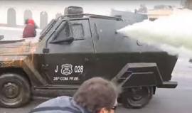 #شاهد استخدام الغاز وخراطيم المياه في سانتياغو ضد مظاهرة طلابية تطالب بتوفير التعليم المجاني