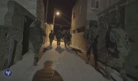 قوات الاحتلال تعتقل فتيين فلسطينيين من قرية دير أبو مشعل قرب رام الله بزعم تنفيذهما عملية إطلاق نار باتجاه سيارة إسرائيلية