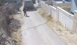 #شاهد ماذا يفعل جندي من قوات الاحتلال أمام أحد المنازل في مدينة الخليل يوم أمس.