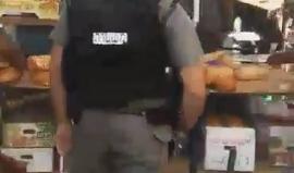 #شاهد .. مواجهات بين المواطنين وقوات الاحتلال التي اعتدت على أصحاب " البسطات" في منطقة باب العامود بالقدس المحتلة .