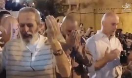 مشهد مؤثر من أدعية المرابطين على أبواب #المسجد_الأقصى قبل الاعتداء عليهم من الاحتلال 

#اغضب_للأقصى
#البوابات_لا