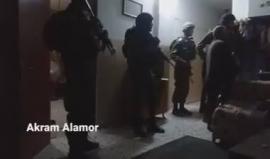 #شاهد لحظة اعتقال قوات الاحتلال الفتى موسى العمور (18 عاماً) من بلدة تقوع جنوب شرق بيت لحم فجر اليوم