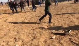 #شاهد| لحظة إصابة أحد المتظاهرين برصاص الاحتلال شرق خانيونس جنوب قطاع غزة.
#جمعة_النفير
#القدس_عاصمه_فلسطين_الابديه